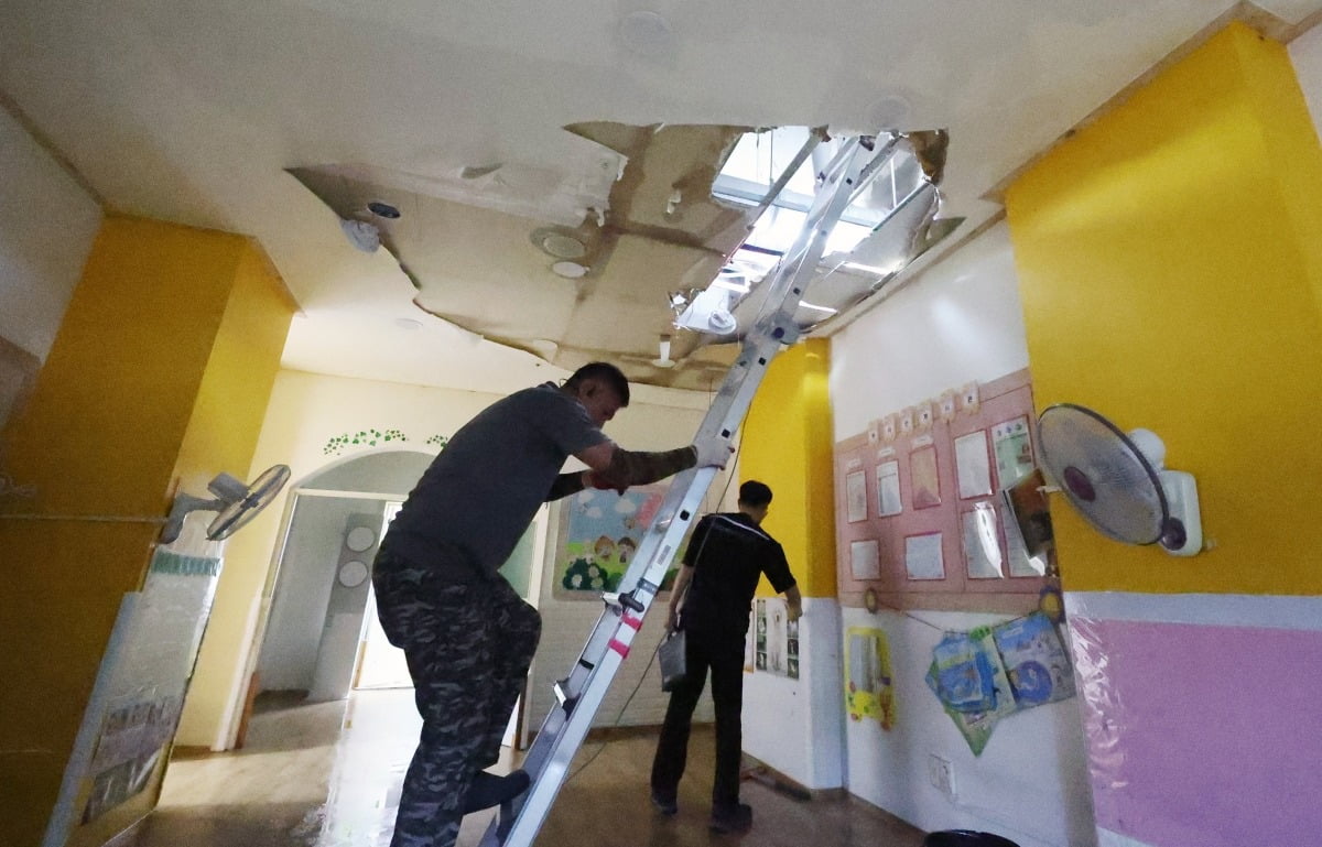 폭우가 쏟아진 11일 광주 북구 한 아파트 어린이집 천장 일부가 무너져 관계자들이 조치하고 있다. /사진=연합뉴스