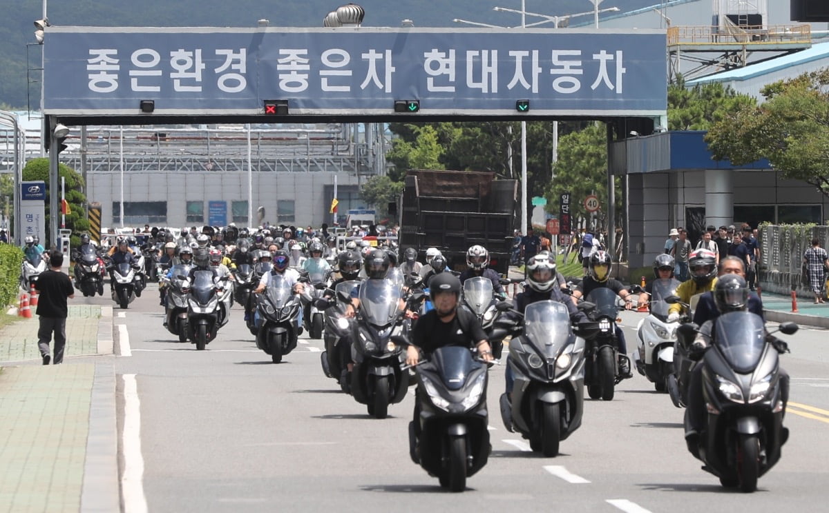 전국금속노조가 총카지노사이트에 돌입한 12일 오후 울산시 북구 현대자동차 명촌정문에서 오전조 근무자들이 2시간 일찍 퇴근하고 있다. 사진=연합뉴스