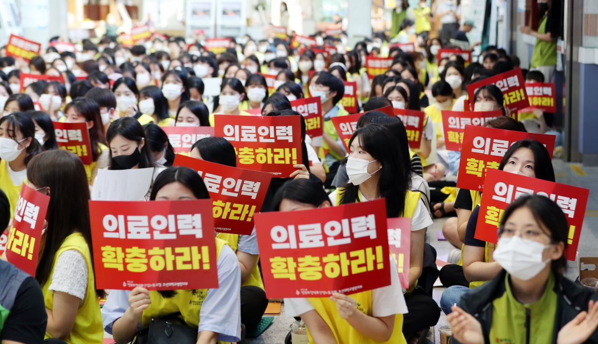 12일 오후 광주 동구 조선대병원 로비에서 열린 파업 전야제에서 민주노총 전국보건의료산업노동조합 조선대학교병원지부 조합원들이 손팻말을 들고 있다. / 사진=연합뉴스