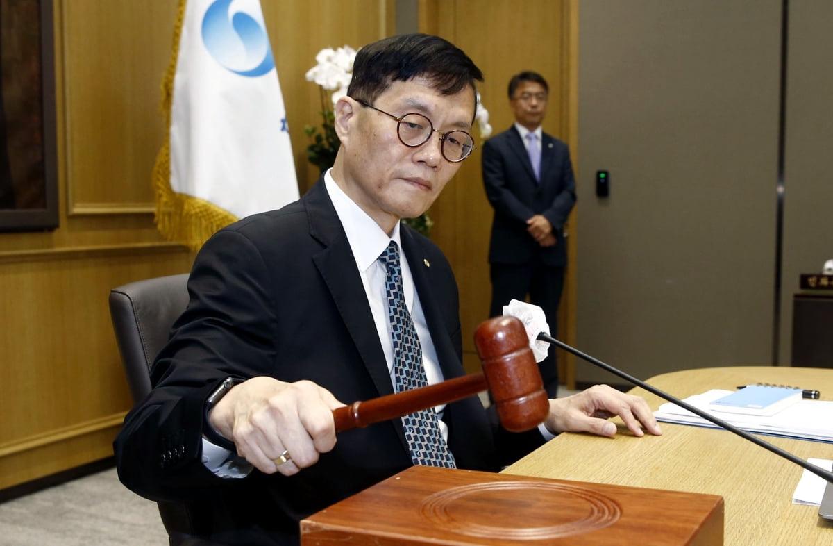 이창용 한국은행 총재가 13일 서울 중구 한국은행에서 열린 금융통화위원회 본회의에서 의사봉을 두드리고 있다. /사진=연합뉴스