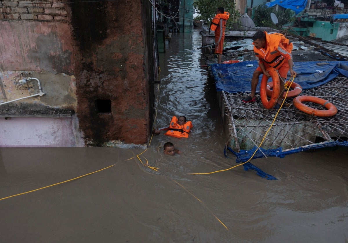 현지 당국이 파견한 국가재난대응군(NDRF)이 12일 인도 뉴델리에서 이재민들을 구조하고 있다. 몬순(우기) 폭우로 인해 인도 수도 뉴델리를 지나는 야무나강이 위험 수위를 넘기면서 인도 북부 지역에서 하루 새 25명이 숨지는 등 인명 피해가 커지고 있다. /사진=로이터