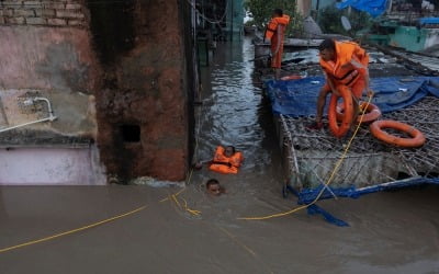인도 북부, 몬순 폭우 직격탄 맞았다…하루에만 25명 사망