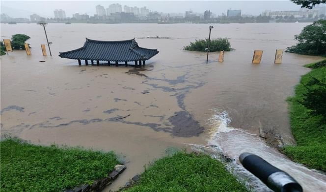 지난 15일 폭우가 쏟아진 충남 공주시 공산성 내 만하루가 물에 잠겨 있다. /사진=연합뉴스, 문화재청 제공
