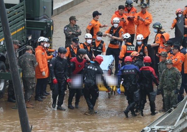 16일 미호천 제방 유실로 침수된 충북 청주시 오송읍 궁평2지하차도에서 119 구조대원들이 시신으로 발견된 실종자를 수습하고 있다. /사진=연합뉴스