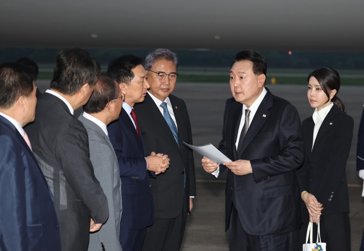 리투아니아에서 열린 북대서양조약기구(NATO·나토) 정상회의와 폴란드·우크라이나 방문을 마친 윤석열 대통령이 17일 성남 서울공항을 통해 꽁 머니 카지노해 국민의힘 김기현 대표가 준비한 자료를 보며 박진 외교부 장관 등과 대화하고 있다. / 사진=연합뉴스