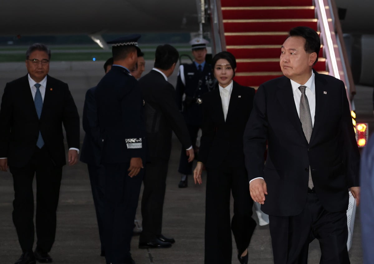 리투아니아에서 열린 북대서양조약기구(NATO·나토) 정상회의와 폴란드·우크라이나 방문을 마친 윤석열 대통령과 김건희 여사가 17일 성남 서울공항을 통해 꽁 머니 카지노하고 있다. / 사진=연합뉴스