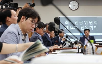 공익위원, 내년 최저임금 9820∼1만150원 제시…최소 2.1% ↑