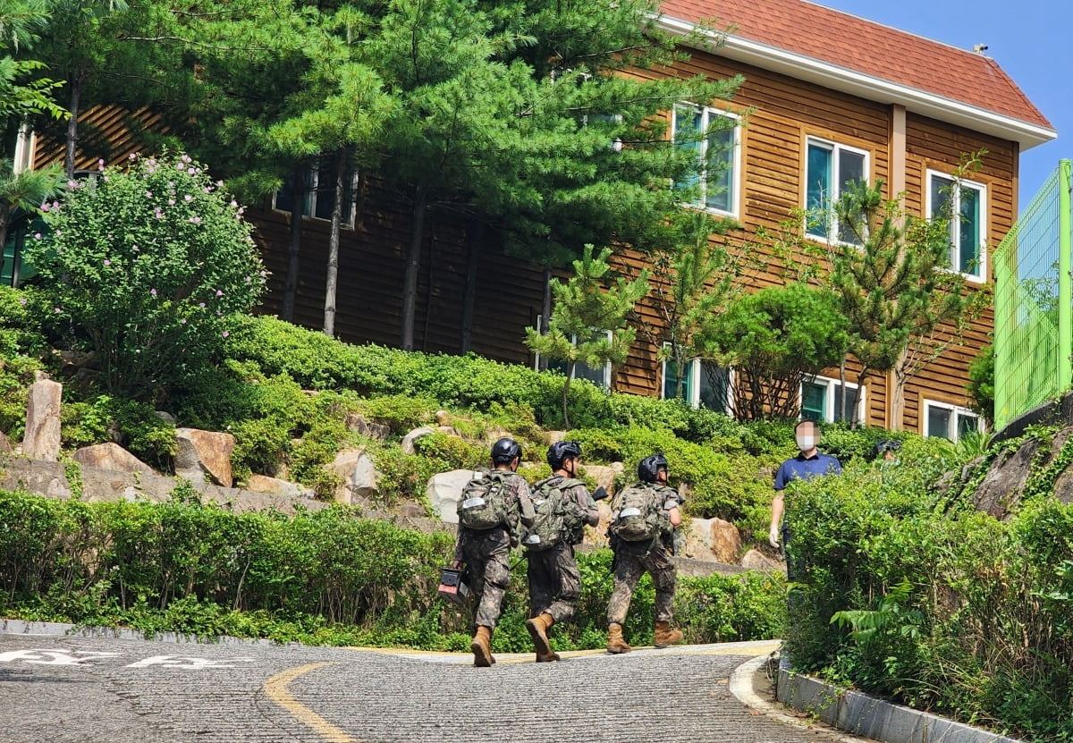 20일 오후 독극물 의심 소포가 발견된 울산의 한 장애인 복지시설에 군인들이 진입하고 있다. /사진=연합뉴스