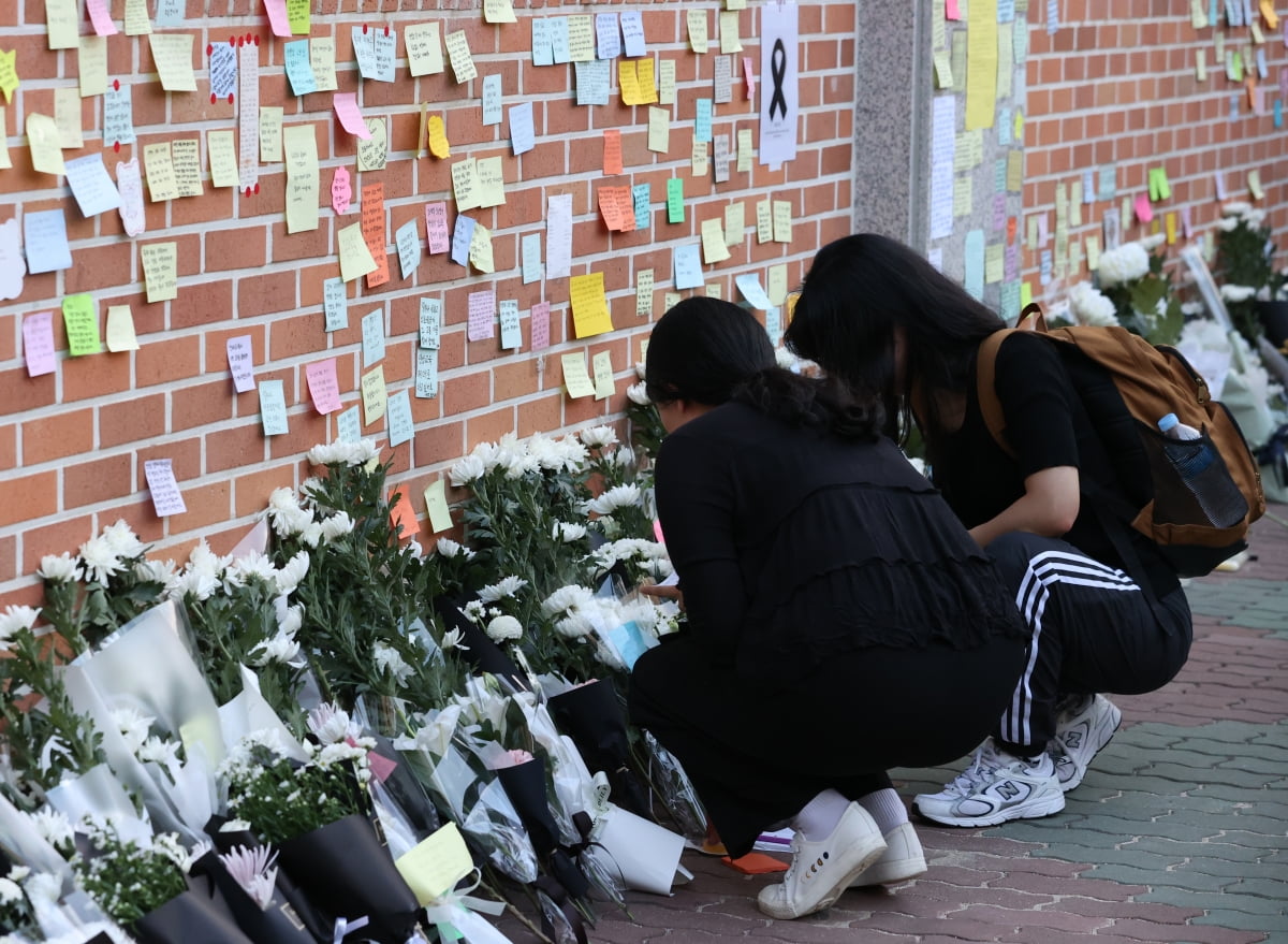 20일 오후 서울 서초구 서이초등학교에 마련된 임시 추모공간에서 추모객들이 고인이 된 레고카지노 A씨를 추모하고 있다. 교육계에 따르면 이 학교 담임 레고카지노 A씨가 학교 안에서 극단적 선택을 해 숨지는 일이 발생했다. / 사진=연합뉴스