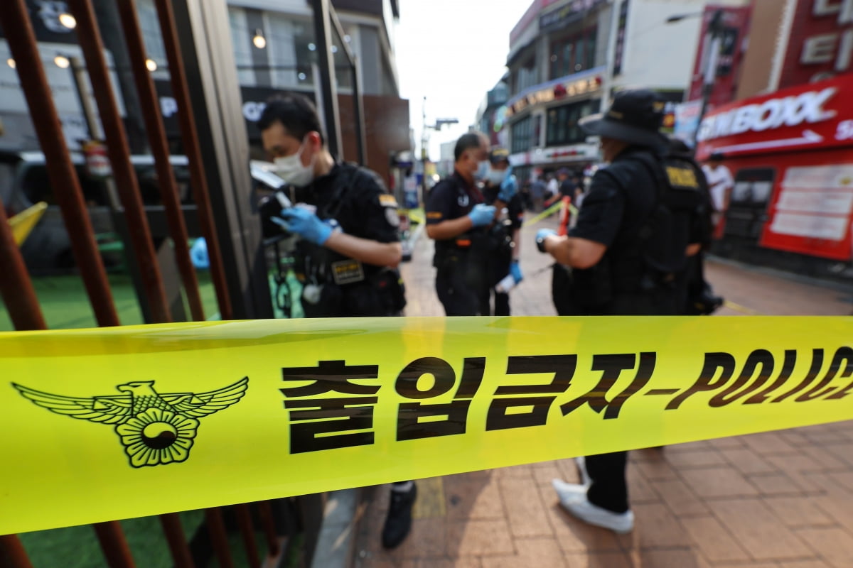 21일 오후 흉기난동 사건이 발생한 서울 관악구 탠 카지노역 4번 출구 인근에 폴리스라인이 설치돼 있다. 이날 이곳에서 괴한이 흉기를 휘둘러 1명이 숨지고 3명이 다쳐 병원으로 이송됐다. /사진=연합뉴스