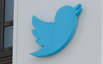 블룸버그 "머스크, 트위터 이름 바꿔 수십조원 날려" 
