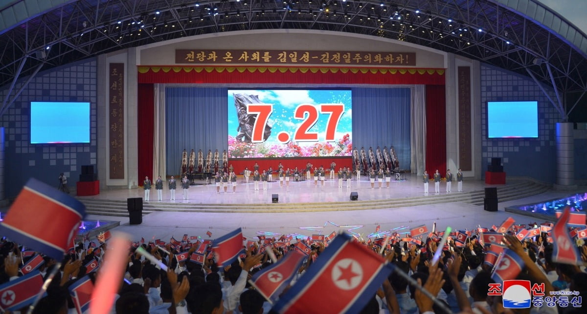 북한이 조선중앙통신은 지난 25일 조국해방전쟁승리 70주년(7월 27일)을 맞아 학생들의 전시가요무대 '영원한 승리의 노래'가 진행됐다고 보도했다. 사진=연합뉴스
