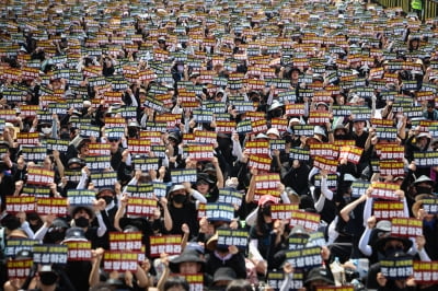 30도 넘는 무더위에…전국 교사 3만명 서울에 모인 까닭은 