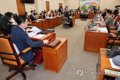 野, '민주유공자법' 정무위 소위서 단독 의결…與 반발·퇴장(종합)