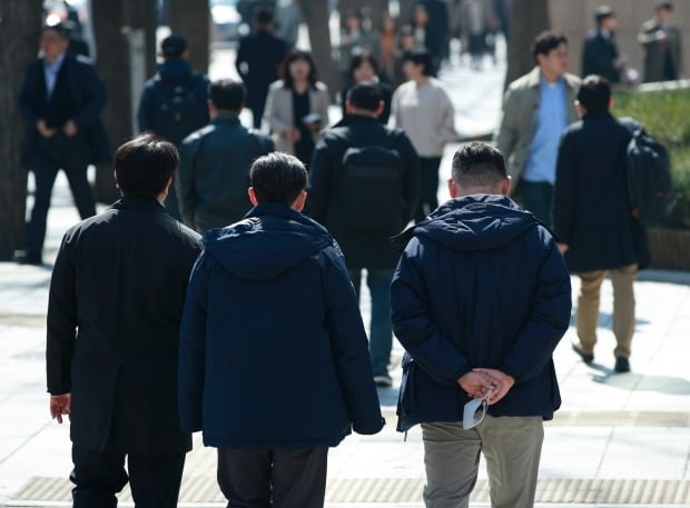 서울 종로구 청계천에서 점심식사를 마친 직장인들이 산책하고 있다. 사진=뉴스1