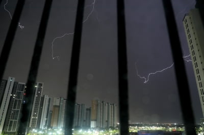 폭우에 인천 아파트 정전…1000여세대 8시간 동안 '불편'