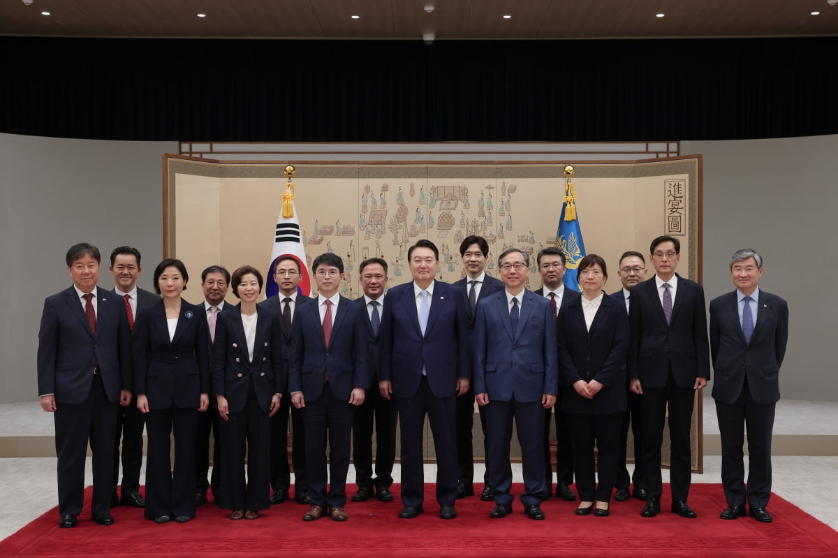 윤석열 대통령이 3일 용산 대통령실 자유홀에서 장미란 문화체육관광부 2차관 등 신임 차관들에게 임명장을 수여한 뒤 기념 촬영하고 있다. /사진=뉴스1