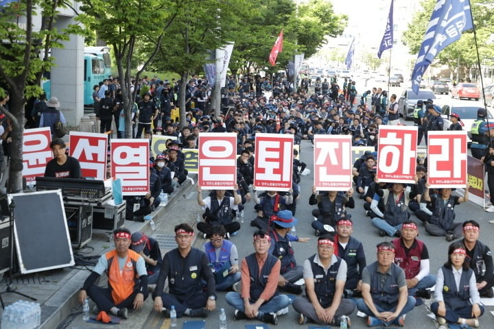 민주노총 울산본부 조합원들이 지난 5일 울산시청 남문에서 열린 총파업대회에서'윤석열 퇴진' 피켓을 들고 구호를 외치고 있다. 사진=뉴스1