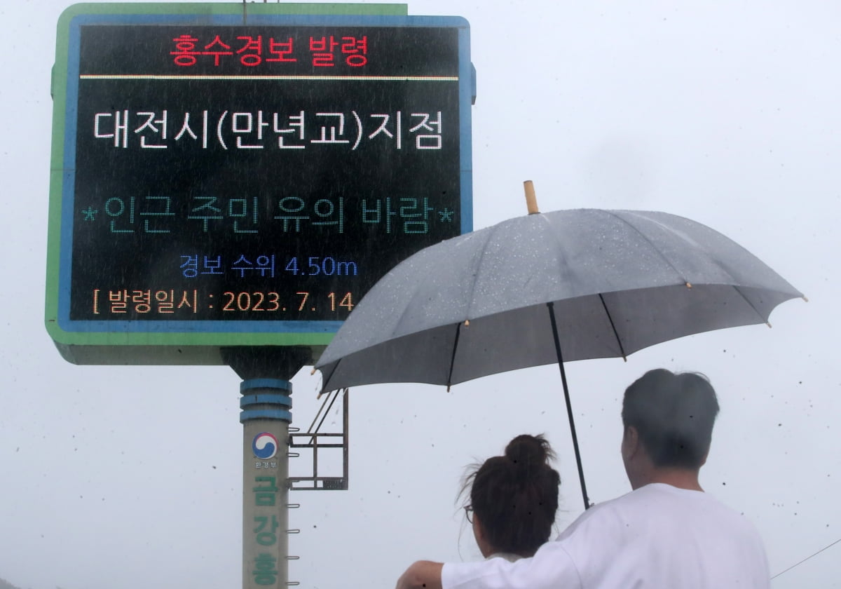 대전지역에 홍수경보가 발령된 14일 갑천 수위가 높아져 만년교와 원촌교 통행이 통제된 가운데 만년교에 위치한 전광판에 홍수경보 안내문이 보이고 있다./사진=뉴스1