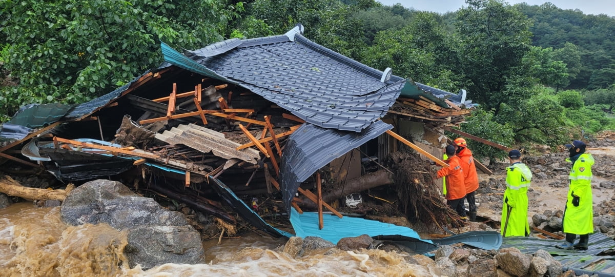 15일 오전 9시37분께 경북 예천군 은풍면에서 산사태가 발생해 소방당국이 인명구조 활동을 하고 있다. 이 산사태로 낮 12시30분 기준 1명이 사망하고 1명이 다친 것으로 전해졌다. 1명은 실종됐다. 사진=뉴스1