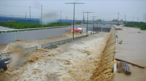 지난 15일 폭우로 인해 침수되는 충북 청주시 오송궁평지하차도에 물이 들어차는 모습. /사진=충북도 제공