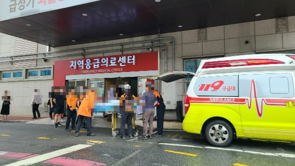 16일 충북 청주시 흥덕구 청주하나병원 응급실로 전날 발생한 오송읍 궁평2지하차도 침수 사고 실종자가 이송되고 있다. /사진=뉴스1