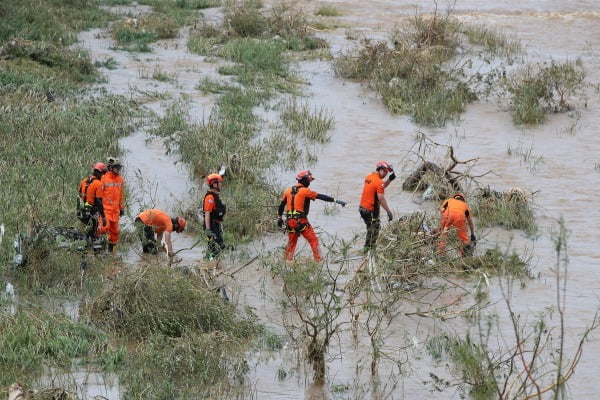 16일 오후 경북 예천군 용문면 하천에서 119구조대가 불어난 물에 떠내려온 차량 잔해를 발견해 수색하고 있다. /사진=뉴스1