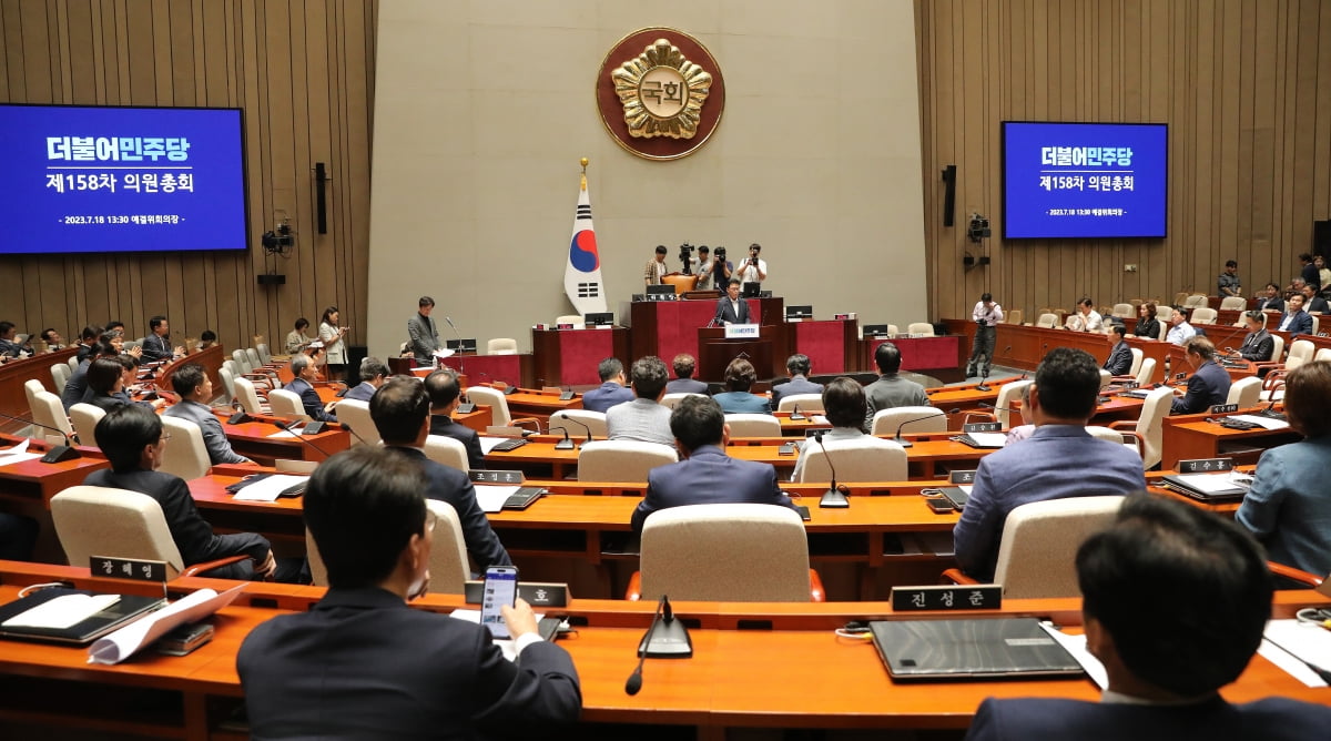 박광온 더불어민주당 원내대표가 18일 서울 여의도 국회에서 열린 의원총회에서 모두발언을 하고 있다. /사진=뉴스1