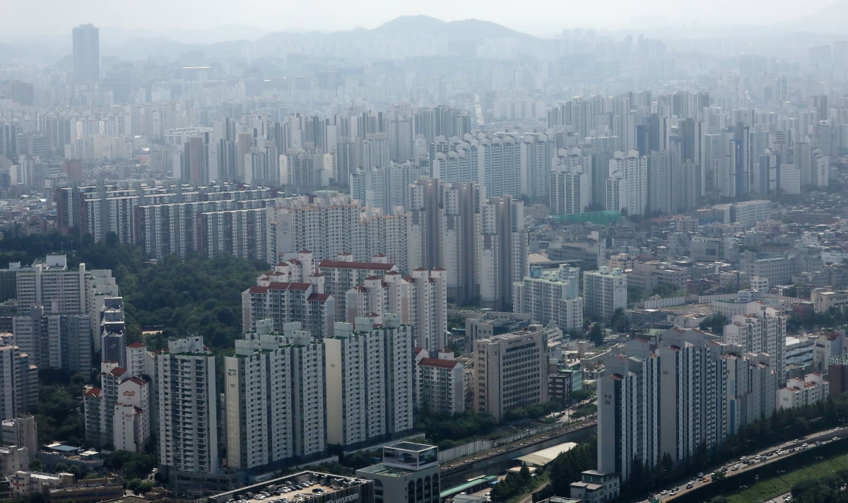 지난 19일 서울 여의도 63스퀘어 전망대에서 바라본 아파트단지 모습. 사진=뉴스1