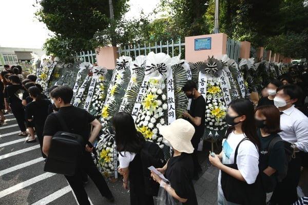 20일 오후 서울 서초구 서이초등학교에서 극단적 선택을 한 새내기 교사를 추모하기 위한 교사들의 발걸음이 이어지고 있다. /사진=뉴스1