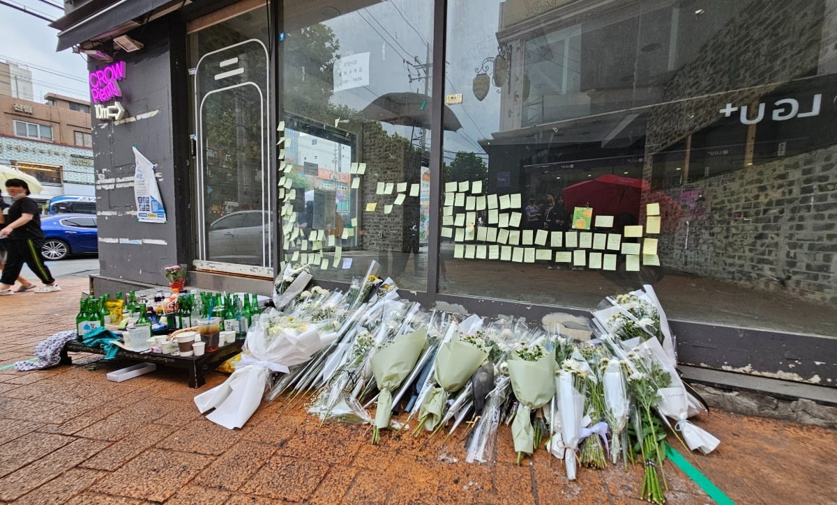 22일 서울 관악구 신림역 인근 '묻지마 흉기난동' 사건이 일어난 현장에 사망한 20대 A씨를 추모하는 국화꽃이 놓여 있다. 사진=뉴스1