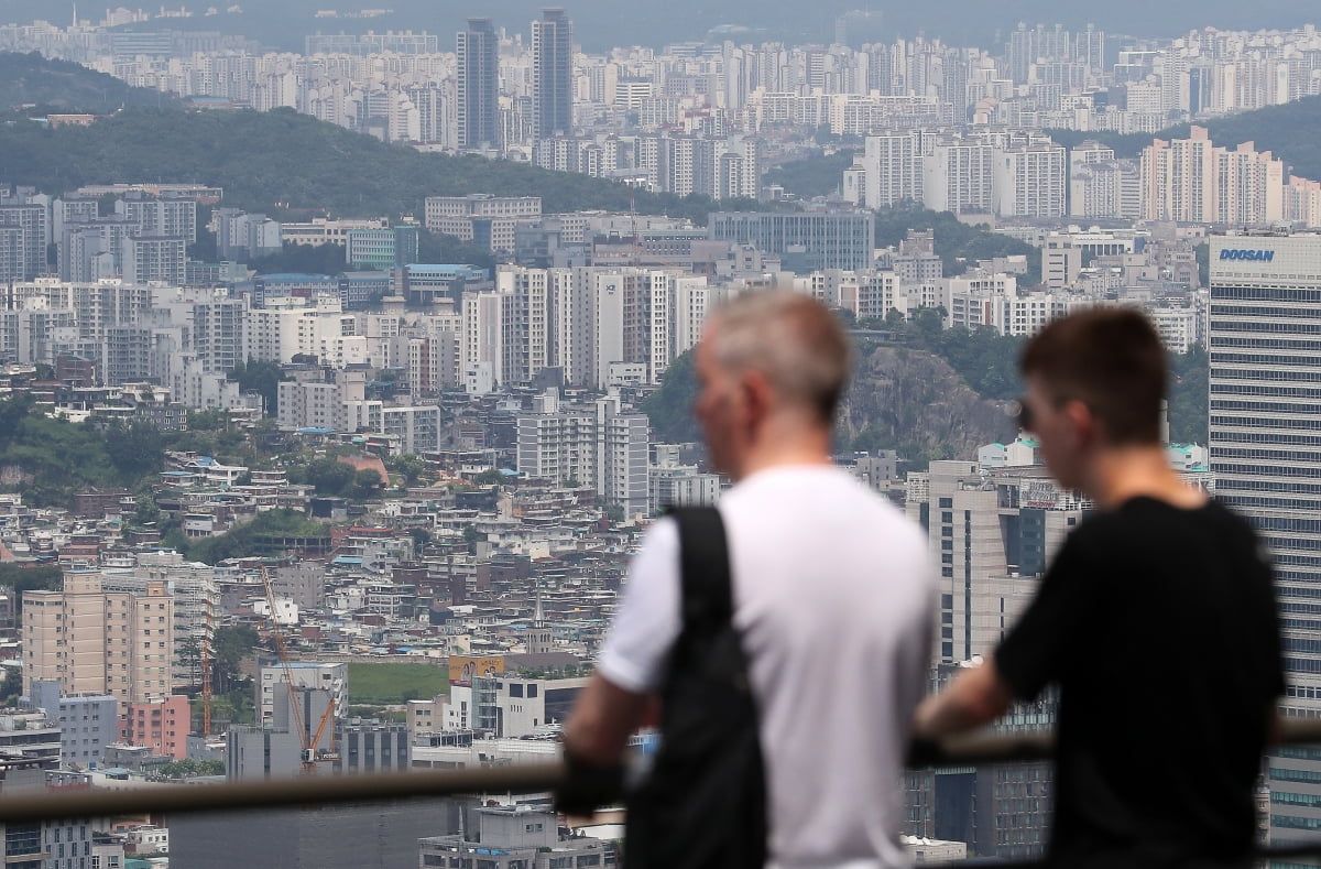 지난 25일 오후 서울 중구 남산에서 도심 아파트 단지가 보이고 있다. 사진=토스 카지노1