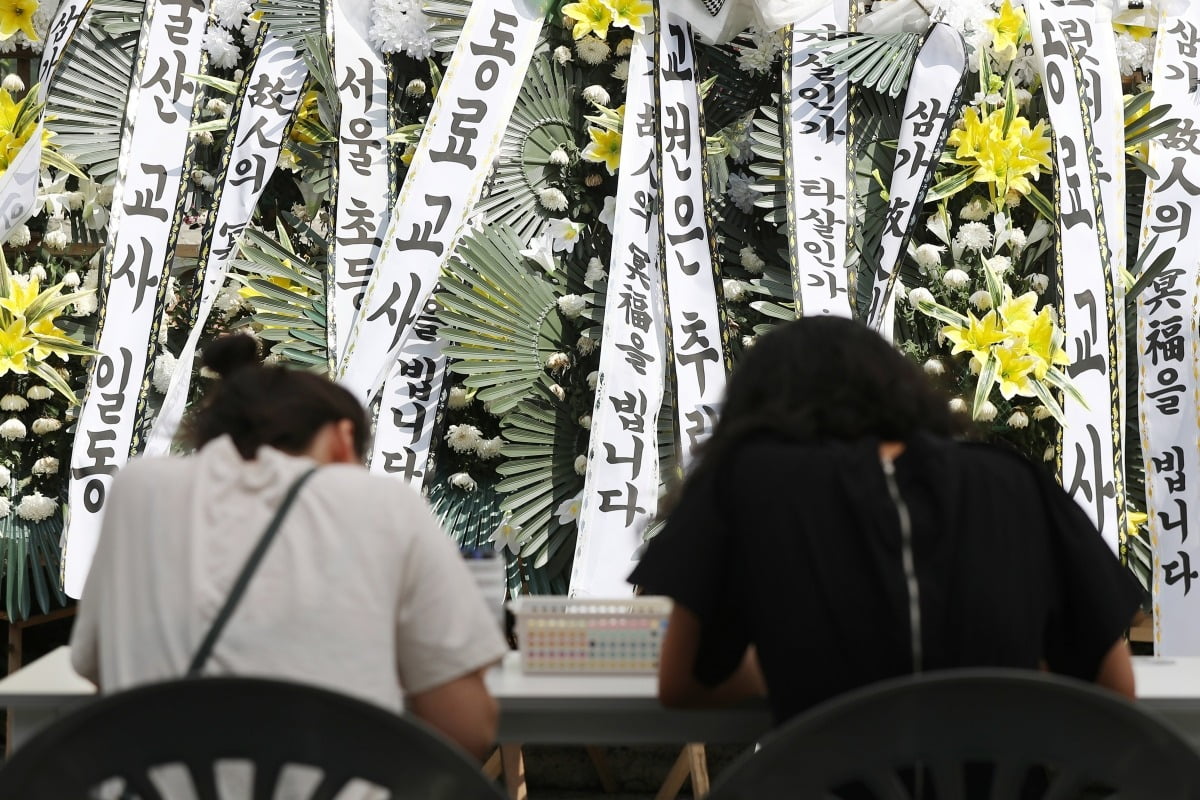 서울 강남구 강남서초교육지원청에 마련된 서이초등학교 교사 분향소에 추모객들의 발걸음이 이어지고 있다. 사진=뉴스1