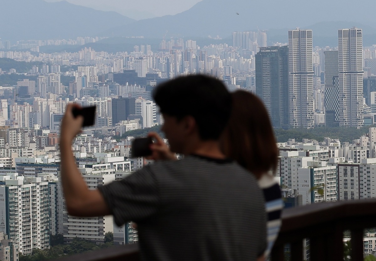 지난 30일 서울시 용산구 남산N타워를 찾은 시민 등이 도심 아파트단지를 바라보고 있다. 사진=뉴스1