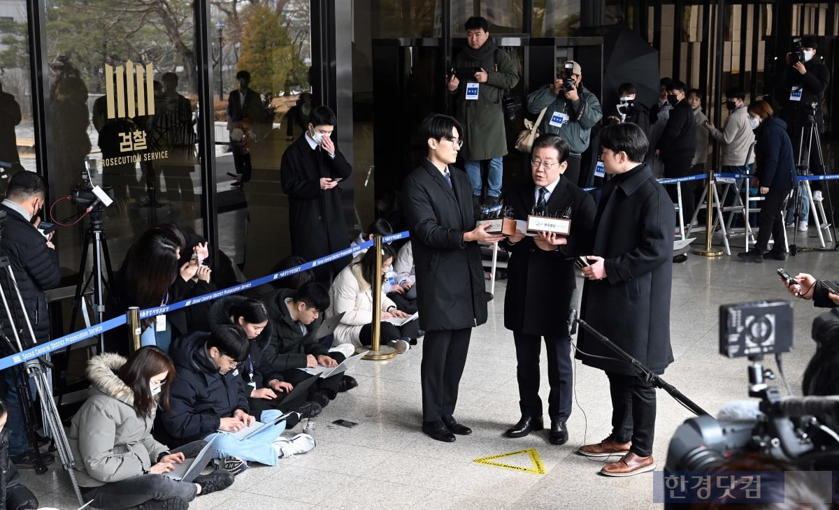 더불어민주당 이재명 대표가 지난 2월 10일 서울 서초구 서울중앙지방검찰청에 도착해 위례 신도시·대장동 개발사업 의혹과 관련해 소환 조사를 받기 앞서 입장 표명을 하기 위해 미리 준비한 원고를 꺼내고 있다./사진=임대철 기자