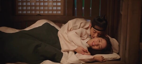 Woo Do-hwan, skinship that attracts more attention than 2% viewer ratings