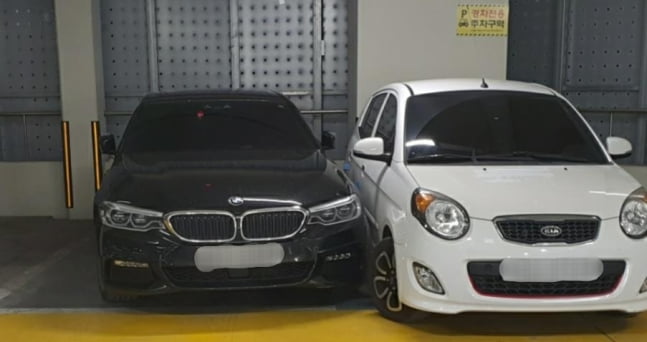 주차선 넘은 BMW와 그 옆에 주차한 모닝. / 사진=연합뉴스, B씨 제공