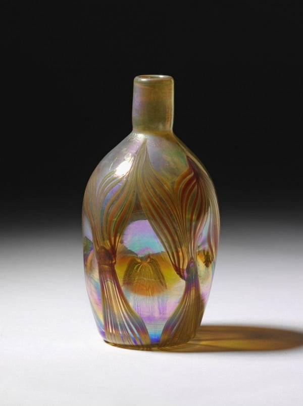 병 Favrile Bottle, 1896, 디자인: 루이스 컴포트 티파니, 제조: Tiffany Glass & Decorating Co., Stourbridge Glass Co. Corona glassworks, 빅토리아 앤 알버트 뮤지엄 소장