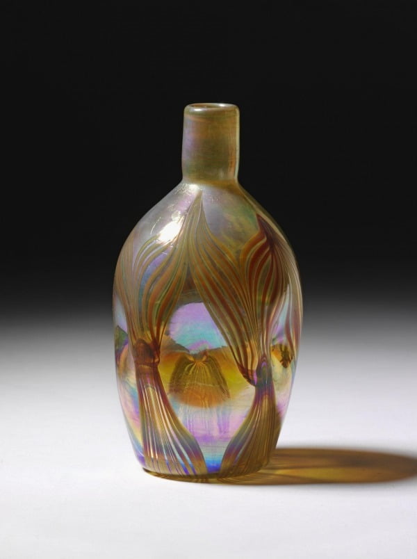 병 Favrile Bottle, 1896, 디자인: 루이스 컴포트 카지노사이트추천, 제조: Tiffany Glass & Decorating Co., Stourbridge Glass Co. Corona glassworks, 빅토리아 앤 알버트 뮤지엄 소장