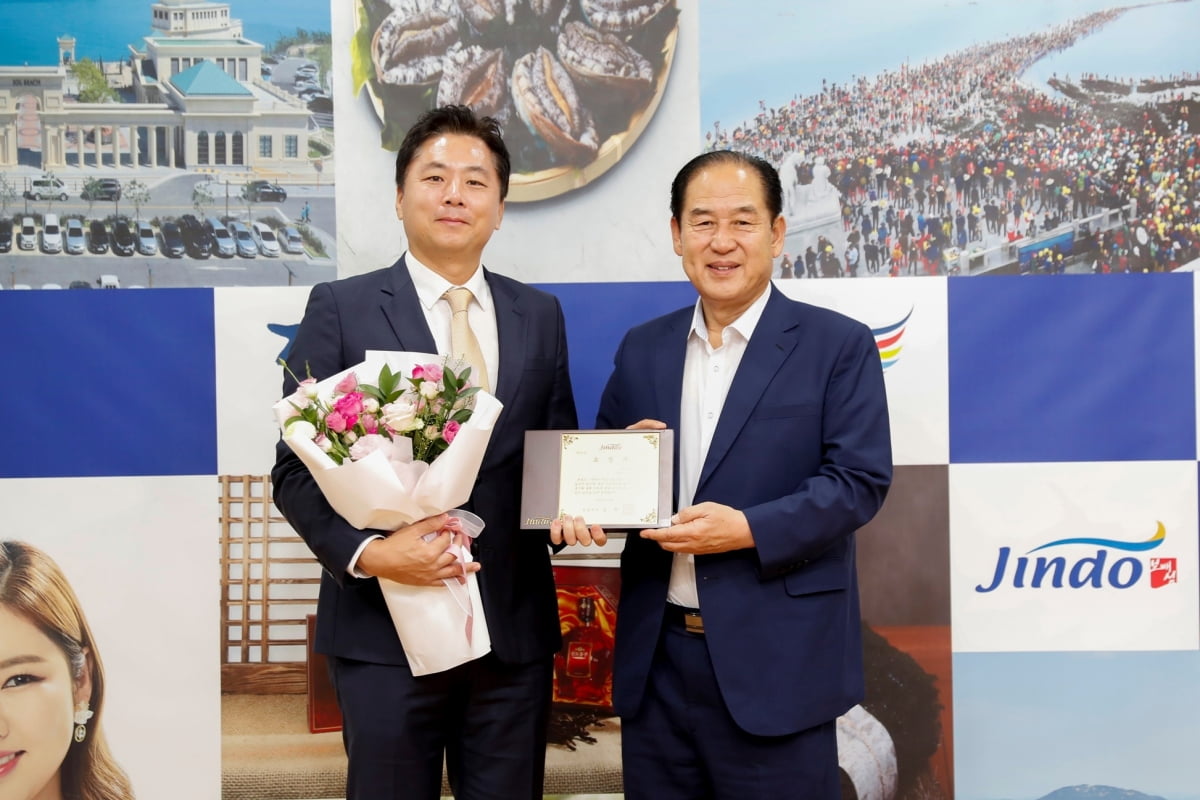 하만기 한국맥도날드 SCM(공급망관리) 이사가 김희수 진도군수(오른쪽)로부터 표창을 수상했다.(사진=한국맥도날드)