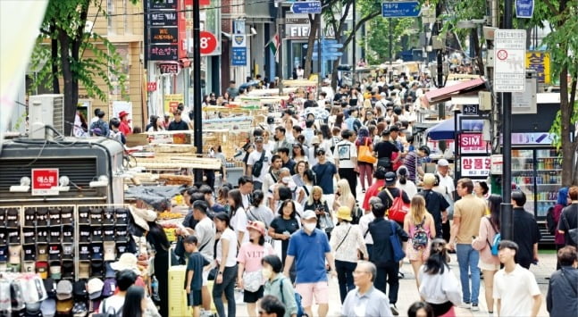 외국인 관광객으로 붐비는 서울 명동 거리. 최혁 기자