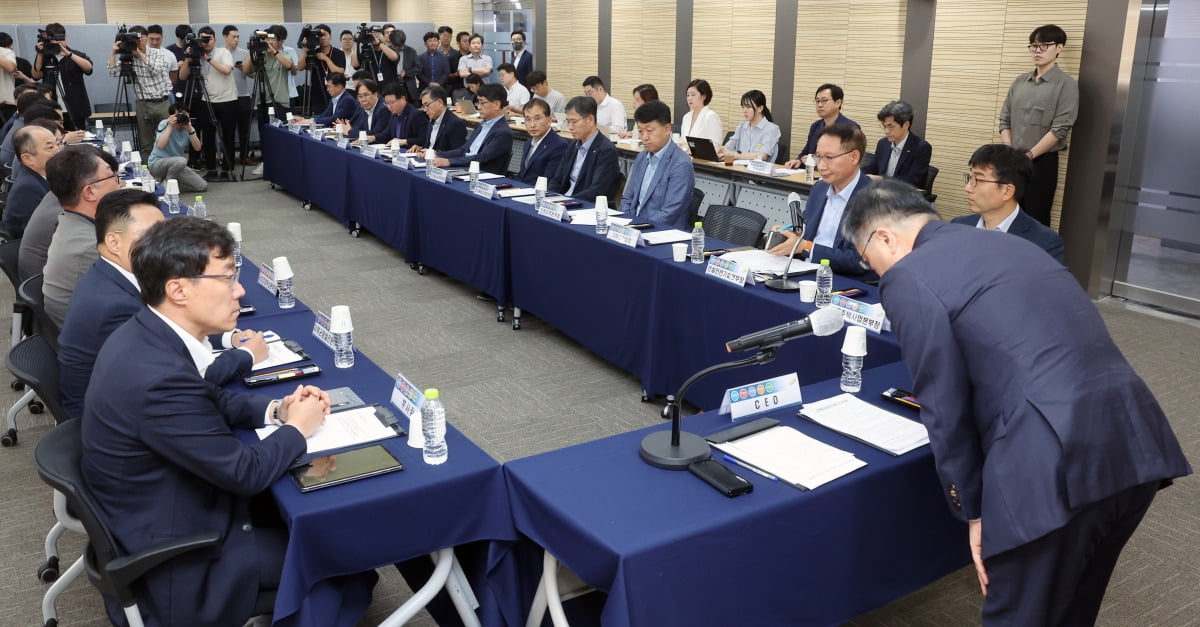 이한준 LH 사장이 2일 서울 논현동 서울지역본부에서 회의에 앞서 최근 아파트 철근 누락 사태와 관련해 대국민 사과를 하고 있다.  /강은구 기자