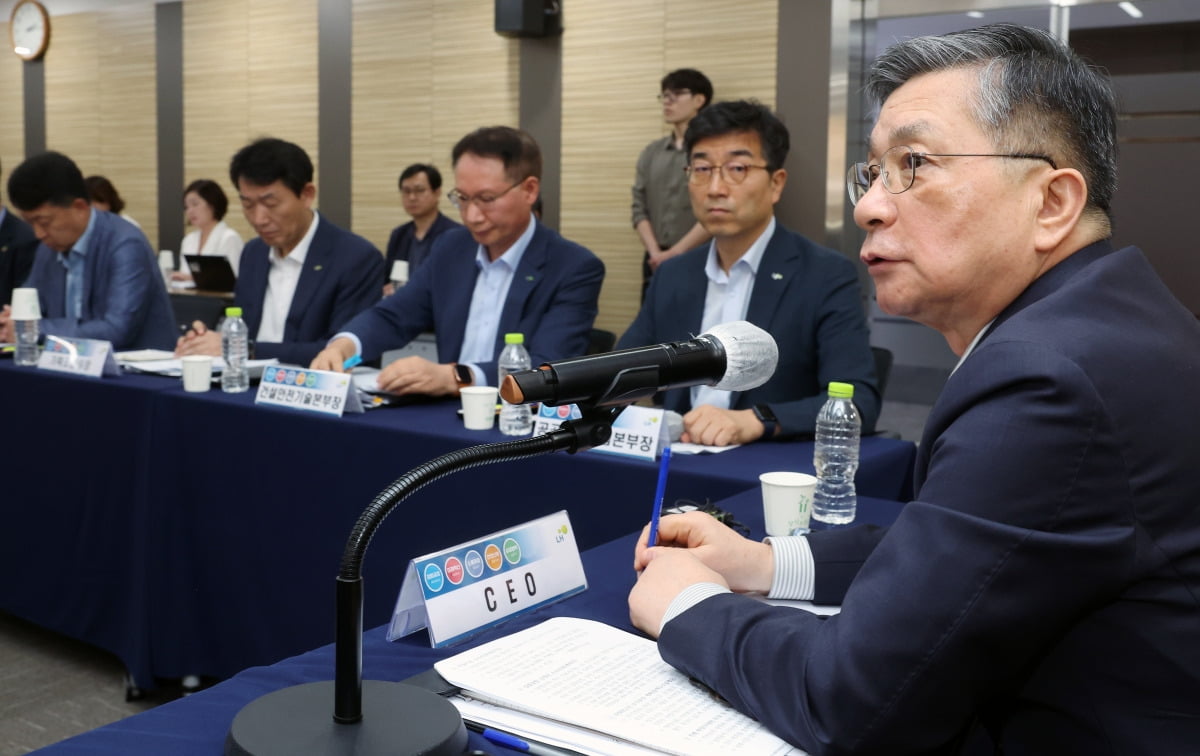 이한준 LH 사장이 2일 서울 논현동 서울지역본부에서  임원과 전국 지역본부장이 참석한 가운데 열린 '건설카르텔과 부실시공 근절을 위한 LH 책임관계자 긴급대책회의'에서 발언하고 있다.  /강은구 기자