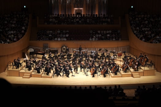 지난 1일 서울 롯데콘서트홀에서 열린 ‘고잉 홈 프로젝트’ 공연에서 80여 명의 단원이 지휘자 없이 연주하고 있다. 고잉홈프로젝트 제공
