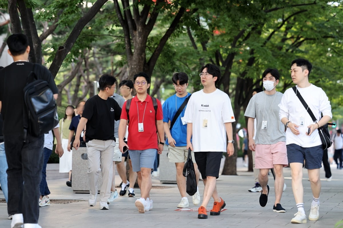 [포토] 역대급 폭염에 반바지 출근하는 LG맨