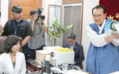 카지노사이트폄하 곤욕 치른 野…어르신 표심 챙긴 與