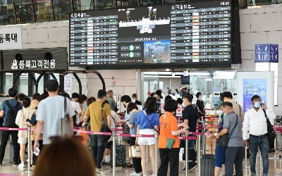 "중국, 가기도 가서도 힘들다"…항공사 '황금 노선'의 몰락