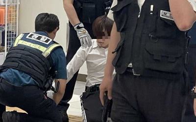 [속보] 강남 고속터미널역서 식칼 2개 소지 20대 긴급 체포