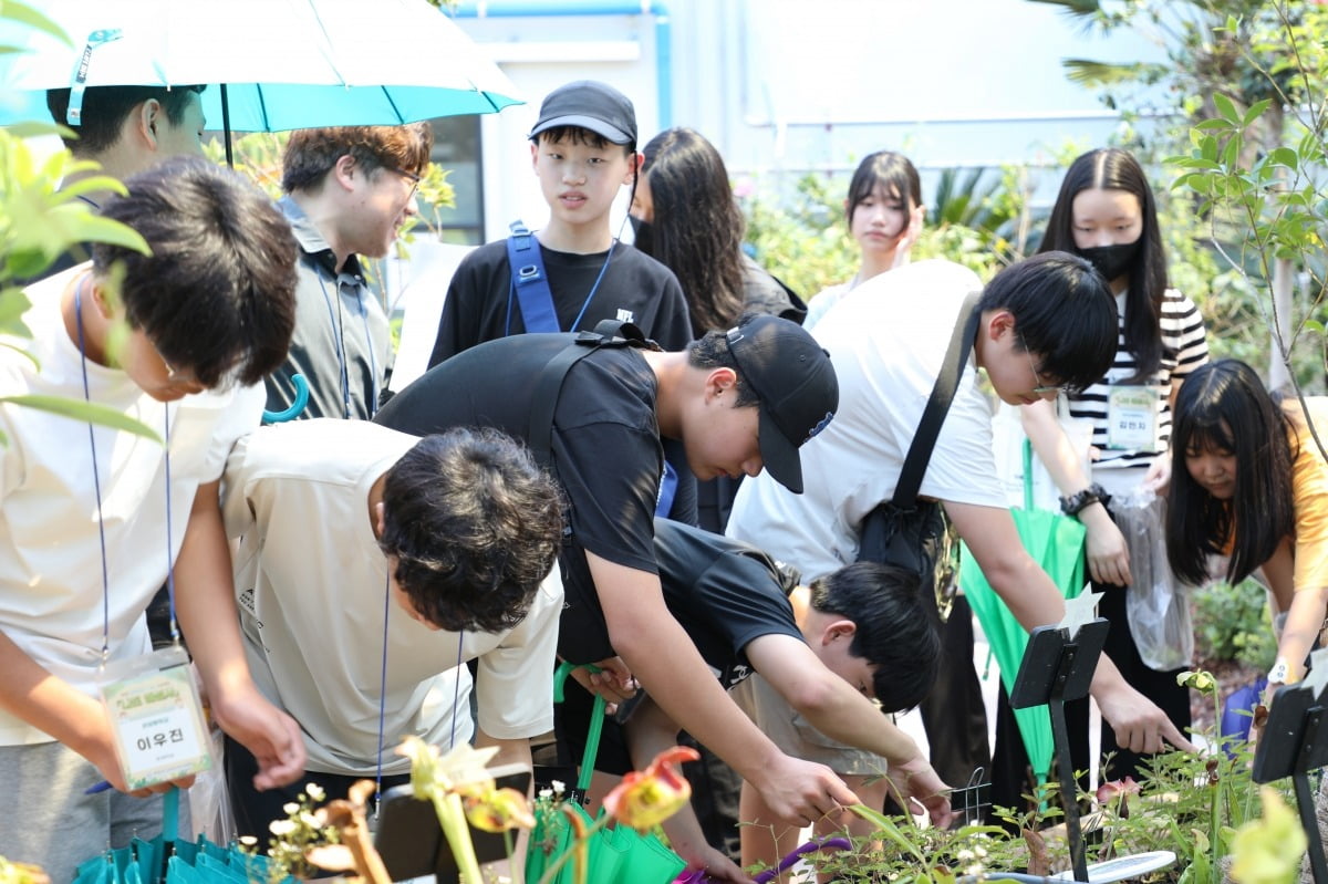 충남교육청과학교육원 ‘나도 해설사’ 과정에 참여한 학생들이 4일 교육원에서 식물 관찰 활동을 하고 있다. 충남교육청과학교육원 제공