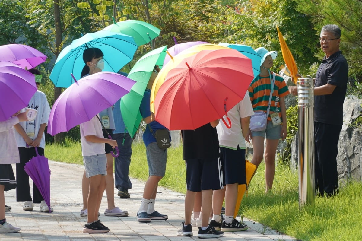 충남교육청과학교육원 강사가 4일 교육원에서 ‘나도 해설사’ 과정에 참여한 학생들에게 생태해설가 교육을 진행하고 있다. 충남교육청과학교육원 제공